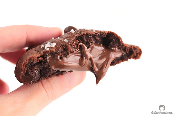 Nutella Therapy Cookies-Questi sentirsi bene-cookies sono costellate di scaglie di cioccolato, ripieni di Nutella e cosparsi di sale marino.
