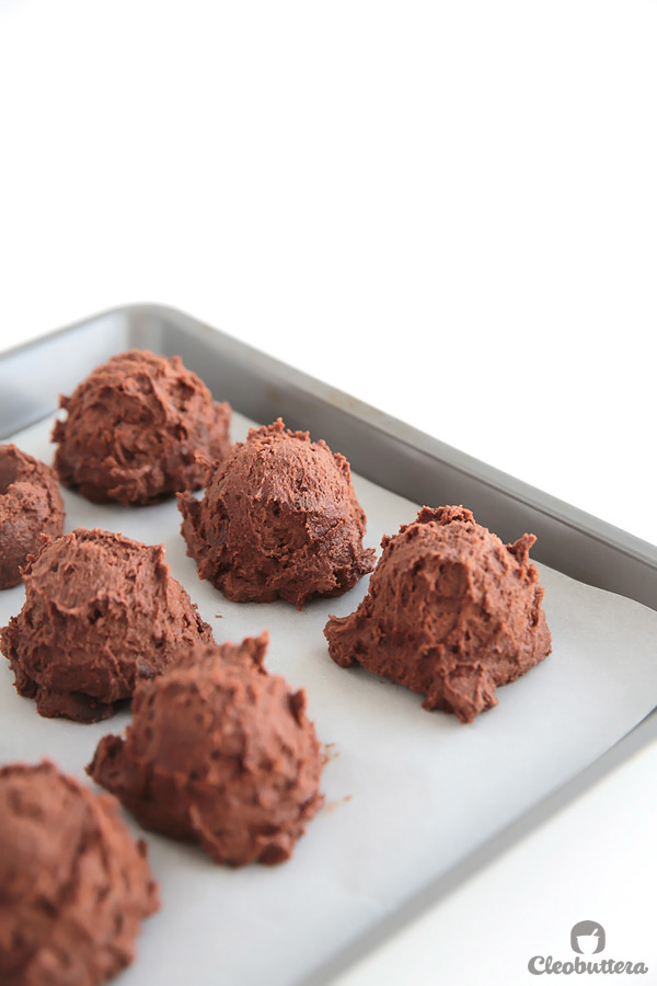 Nutella Therapy Cookies-Questi sentirsi bene-cookies sono costellate di scaglie di cioccolato, ripieni di Nutella e cosparsi di sale marino.
